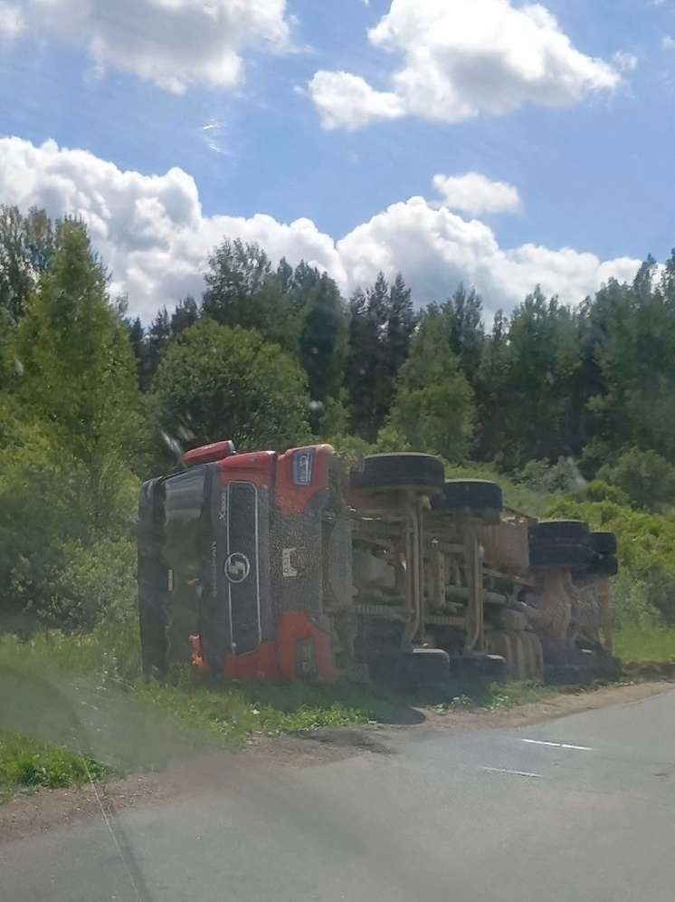 Под Тверью возле переезда опрокинулся самосвал