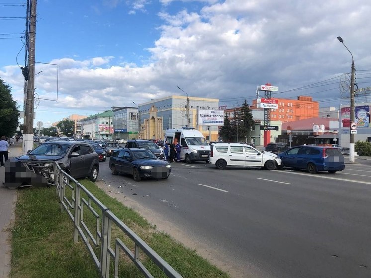 В Твери после тройного ДТП кроссовер протаранил пешеходное ограждение