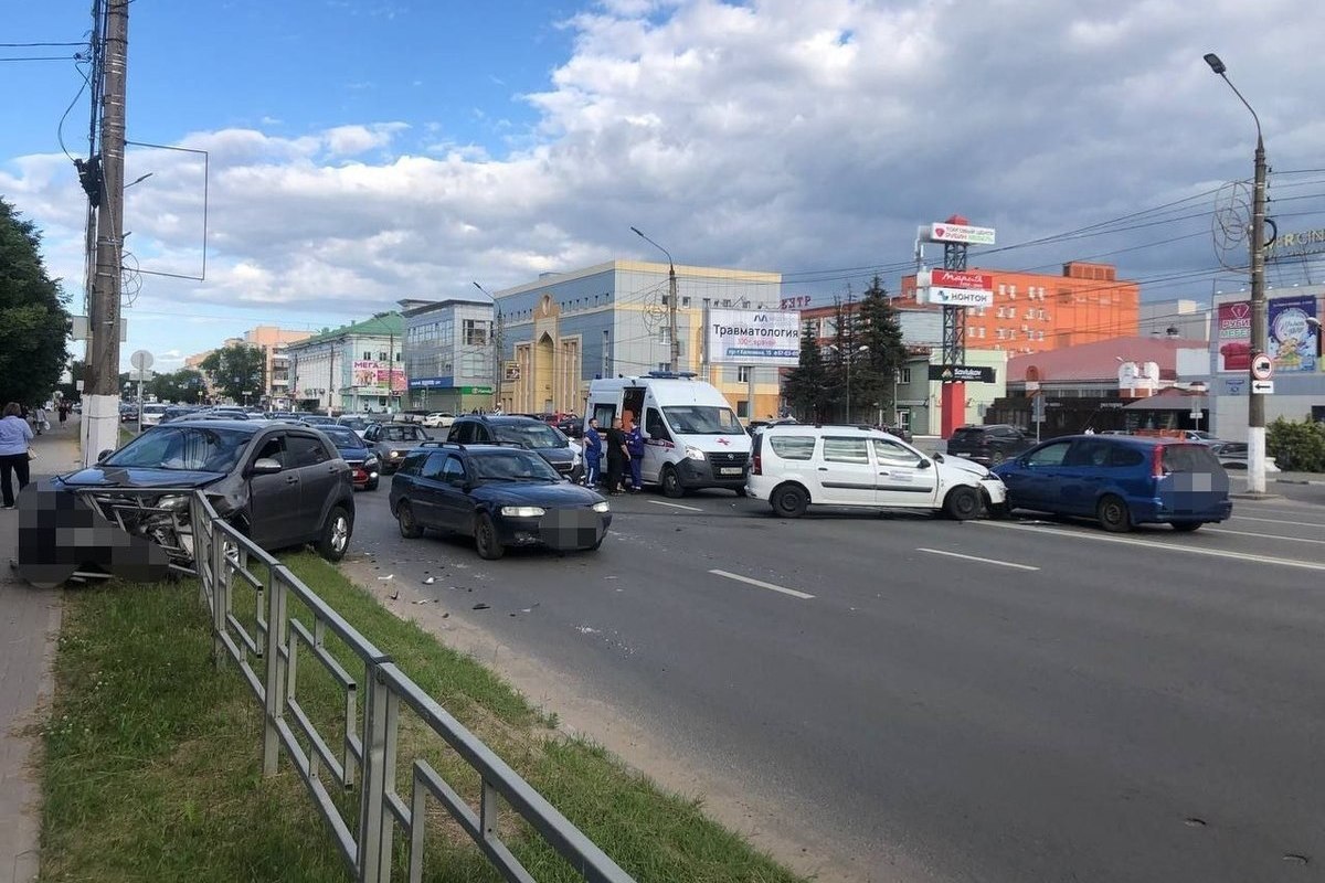 В Твери после тройного ДТП кроссовер протаранил пешеходное ограждение - МК  Тверь