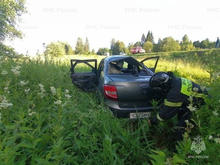 В Смоленской области произошел съезд в кювет с последующим опрокидыванием автомобиля Lada Granta