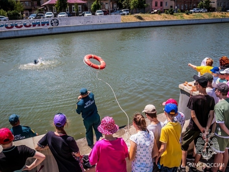 Астраханские спасатели провели урок безопасности на воде