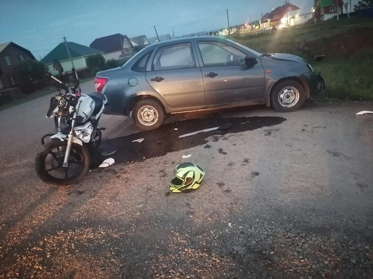 Школьник на мотоцикле в Башкирии столкнулся с легковым автомобилем