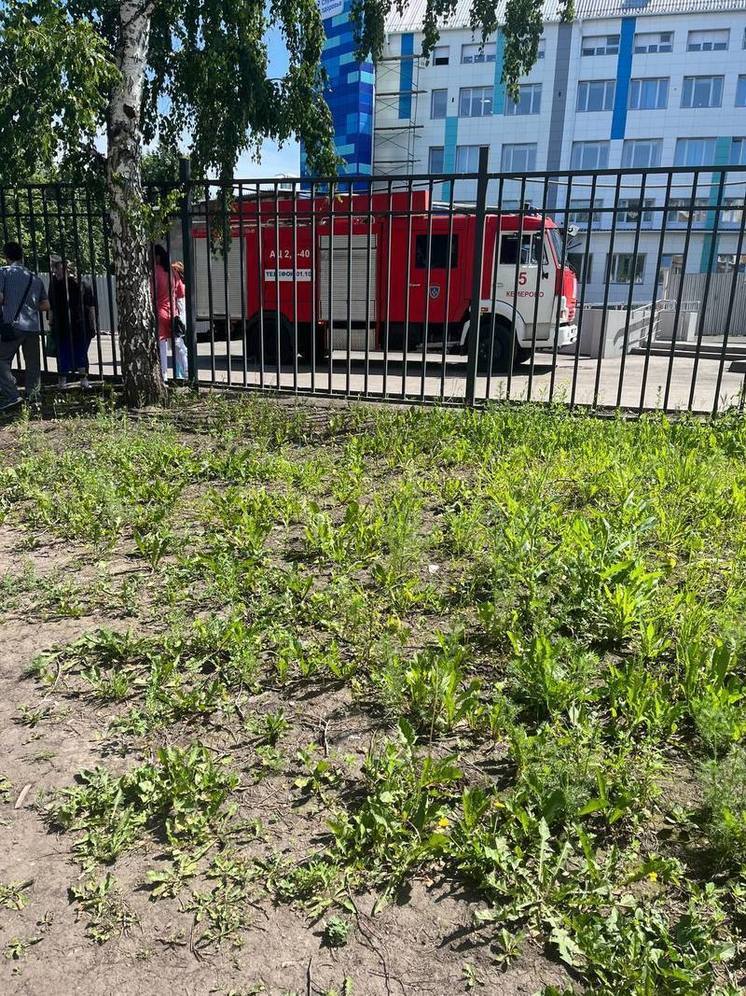 Пожарные съехались к поликлинике в Кемерове
