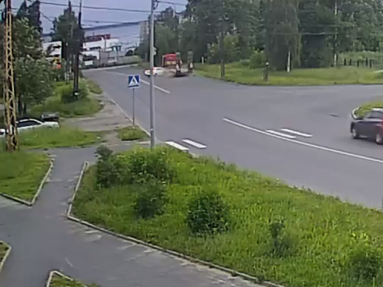 Иномарка жестко влетела в грузовик в Петрозаводске