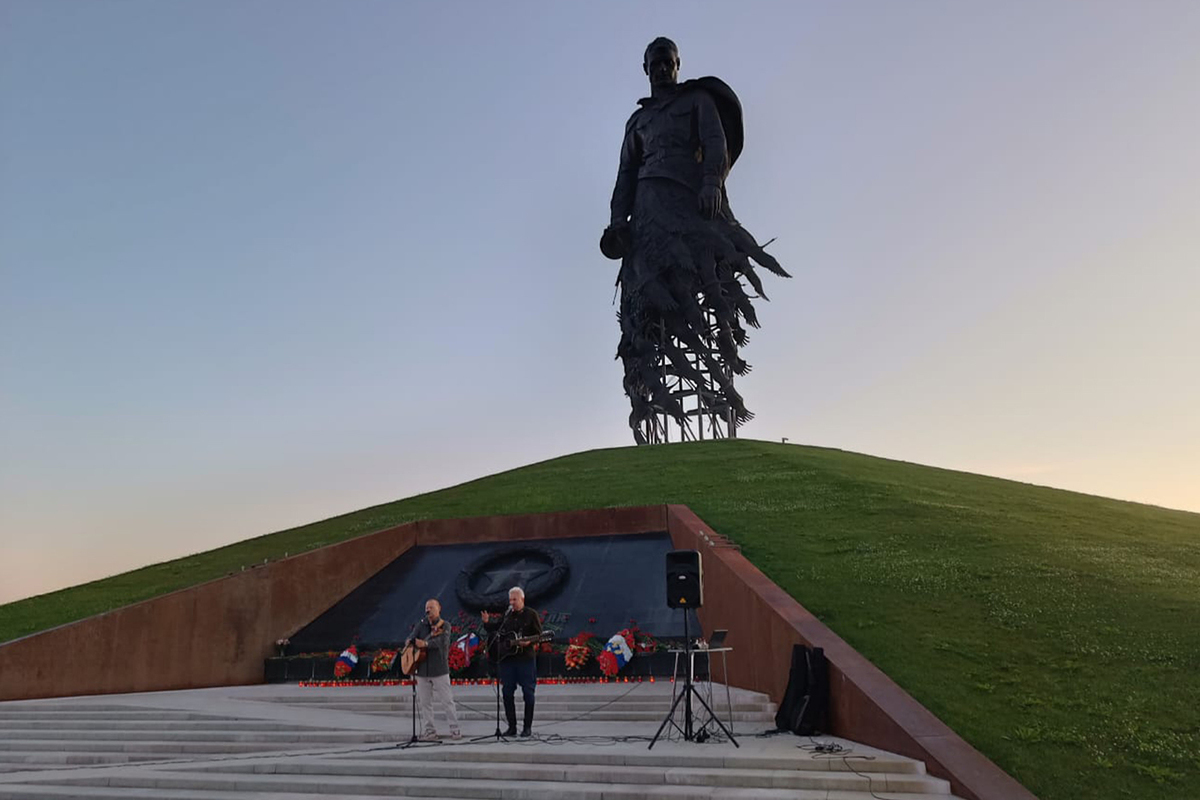 В ночь на 22 июня у Ржевского мемориала солдату прозвучали фронтовые песни  | Политика