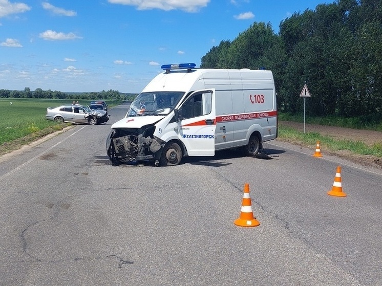 В Курской области в аварии со скорой помощью пострадали две пассажирки