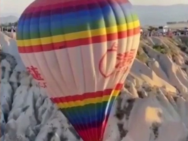 В Каппадокии воздушный шар с 22 туристами застрял между скалами