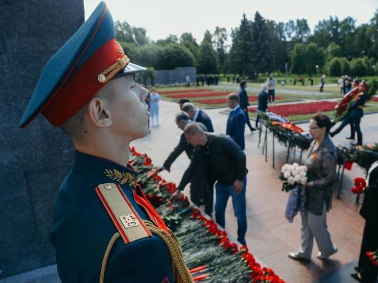 Губернатор Беглов возложил цветы и венки к братской могиле и холму Славы