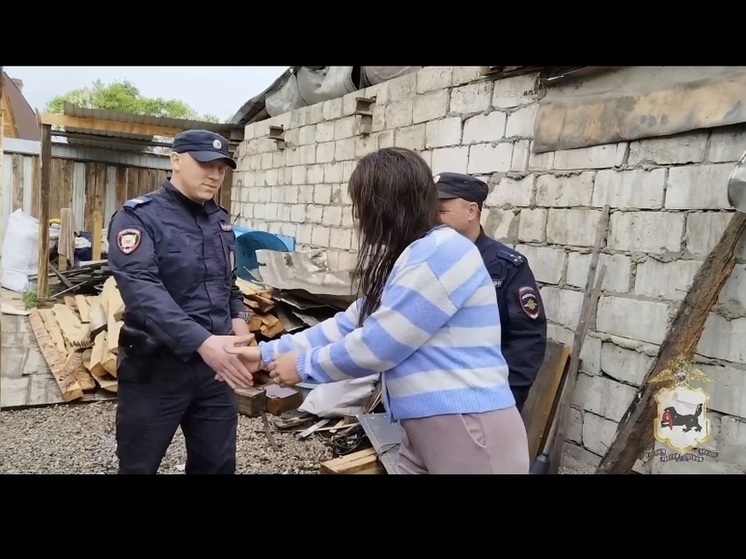 В  Усолье-Сибирском  полицейские  спасли  от  пожара  семью,  разбудив  их  ранним  утром