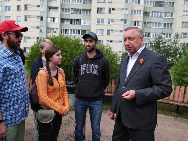 Беглов обсудил благоустройство сквера на Луначарского с горожанами