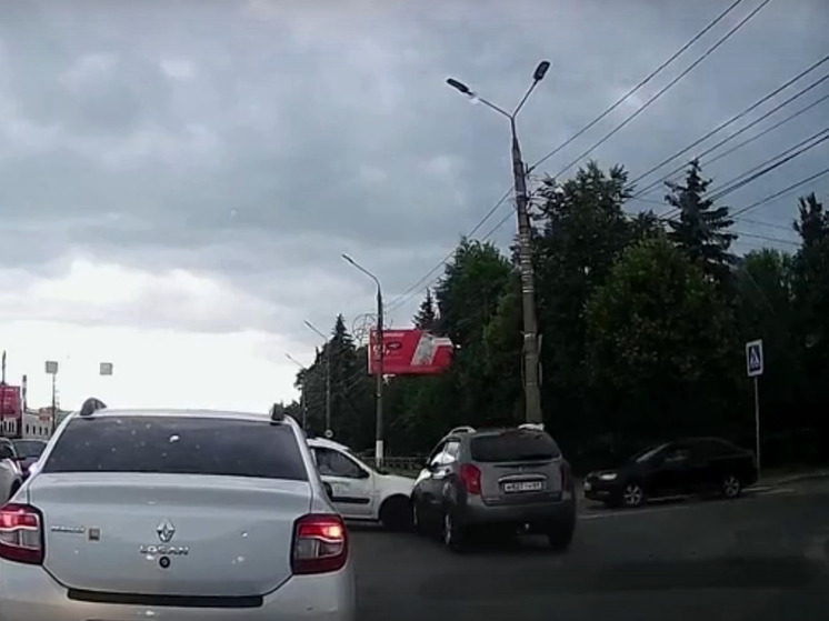 В сети появилось видео массового ДТП в Твери на проспекте Калинина