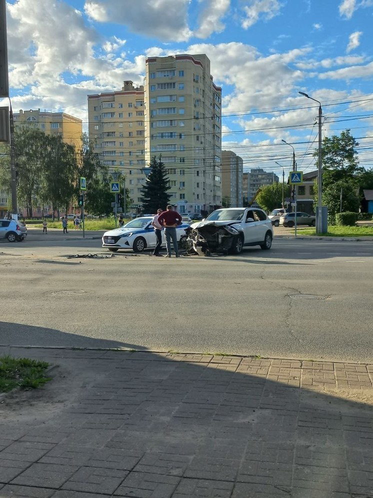 В Твери на проспекте Калинина водитель белой BMW попал в аварию