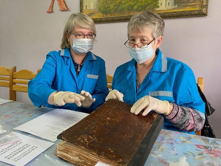 Мурманские волонтеры культуры восстанавливают богослужебные книги