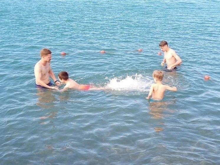 Юных сочинцев обучают плаванию на открытой воде