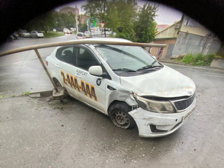 Пьяный таксист снес ограждения на тротуаре во Владивостоке