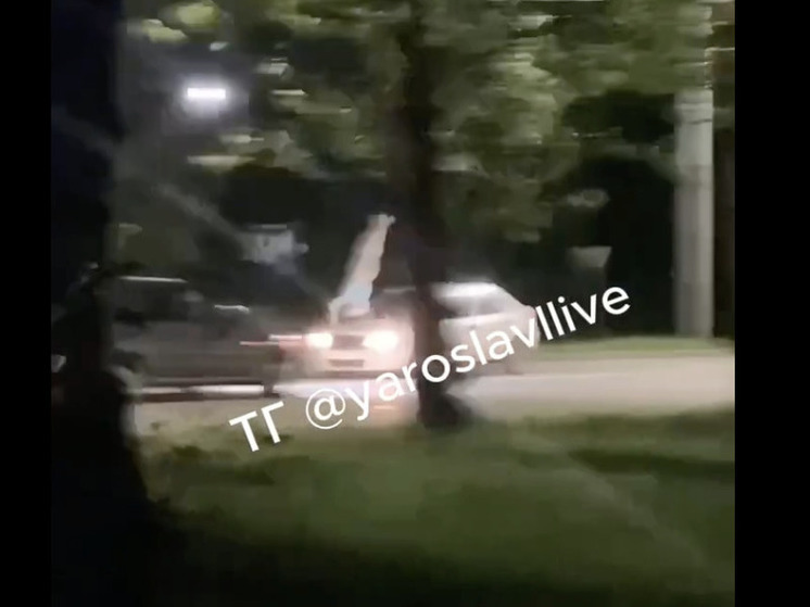 В Ярославле автомобиль въехал в женщину, которая вышла ночью на дорогу