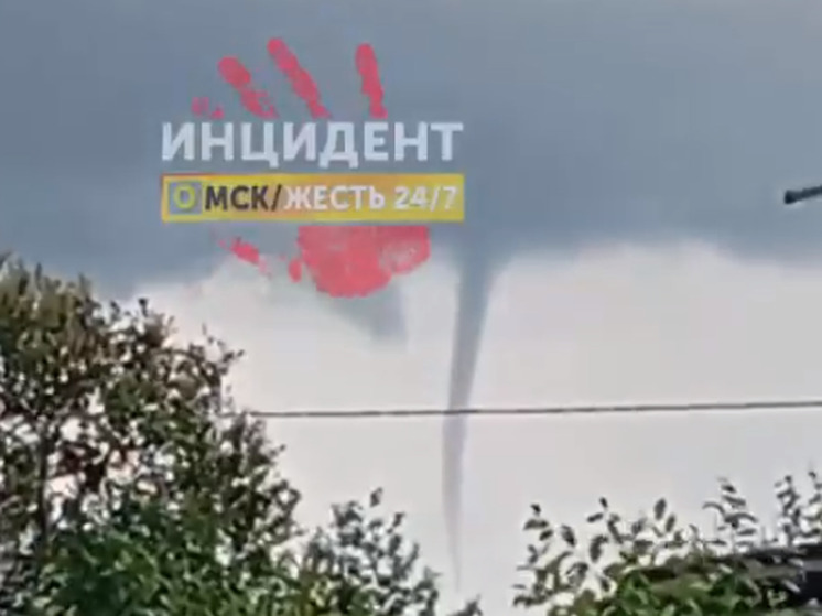 В небе под Омском заметили смерч