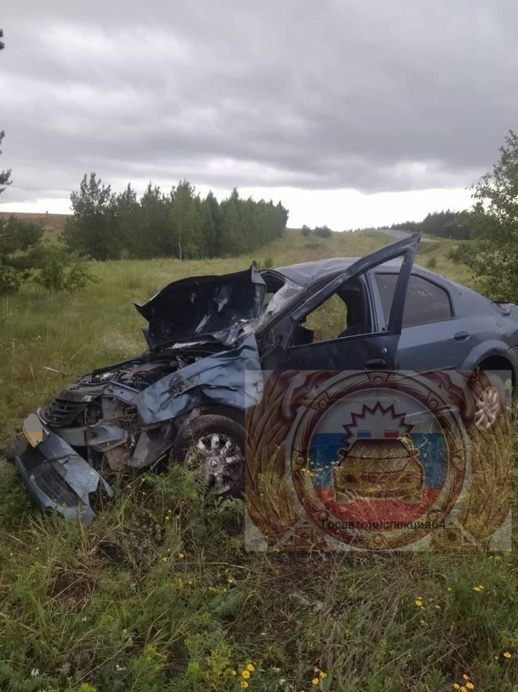 В Вольском районе иномарка вылетела в кювет