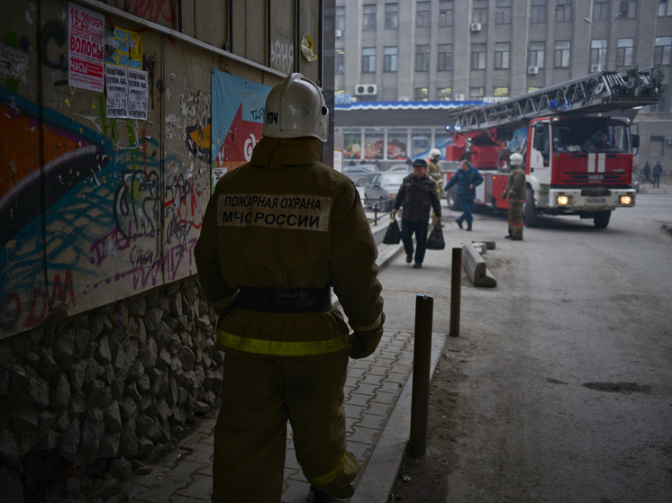 В Екатеринбурге десятки пожарных по тревоге съехались к высотке