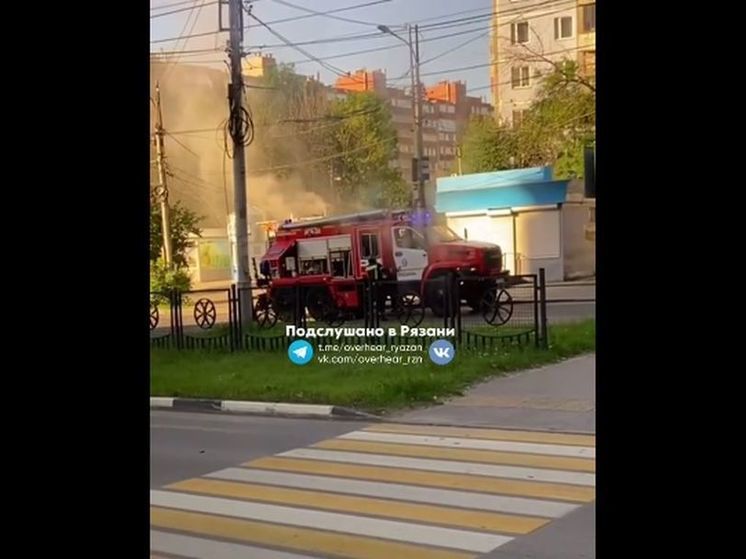Утром на улице Новосёлов в Рязани загорелась палатка с шаурмой