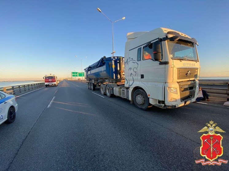 На КАД фура сбила насмерть водителя, вышедшего на дорогу из-за поломки машины