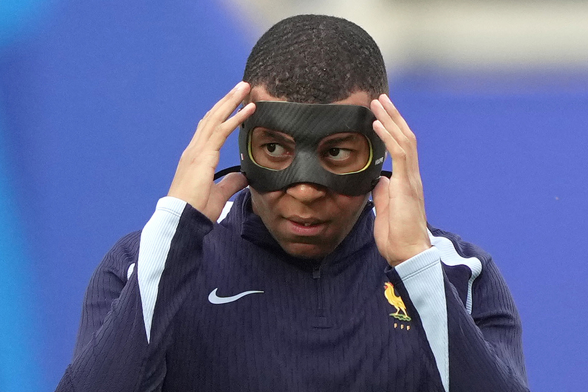 Мбаппе в маске сыграл за сборную Франции в товарищеском матче