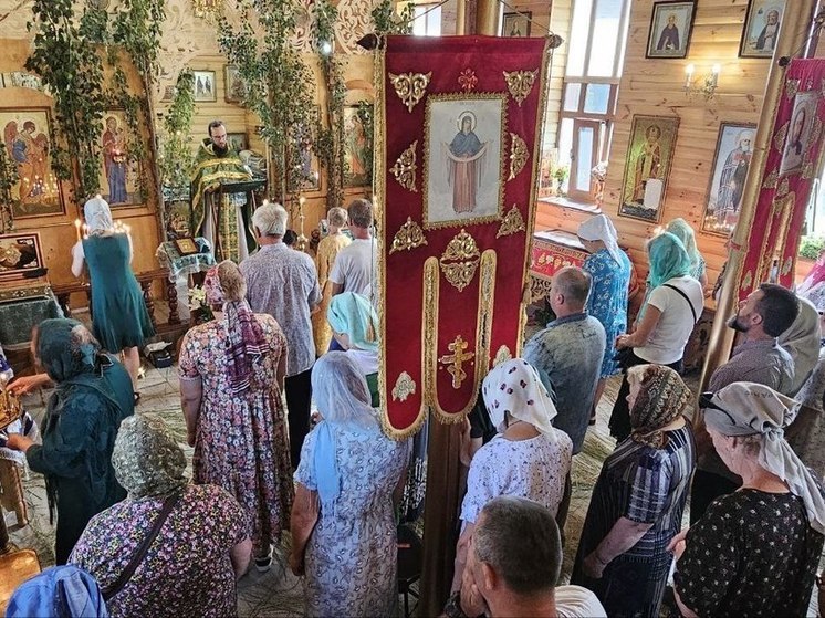 Верующие Херсонщины пришли на службы в храмы в праздник Святой Троицы