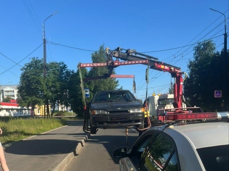 Неуверенная школьница за рулем авто попалась автоинспекторам Петрозаводска