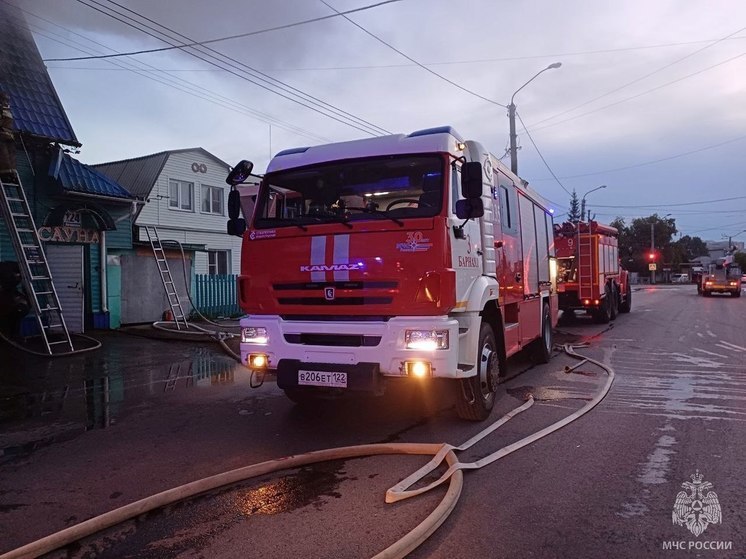 В Барнауле произошел пожар в здании с сауной, пострадал человек