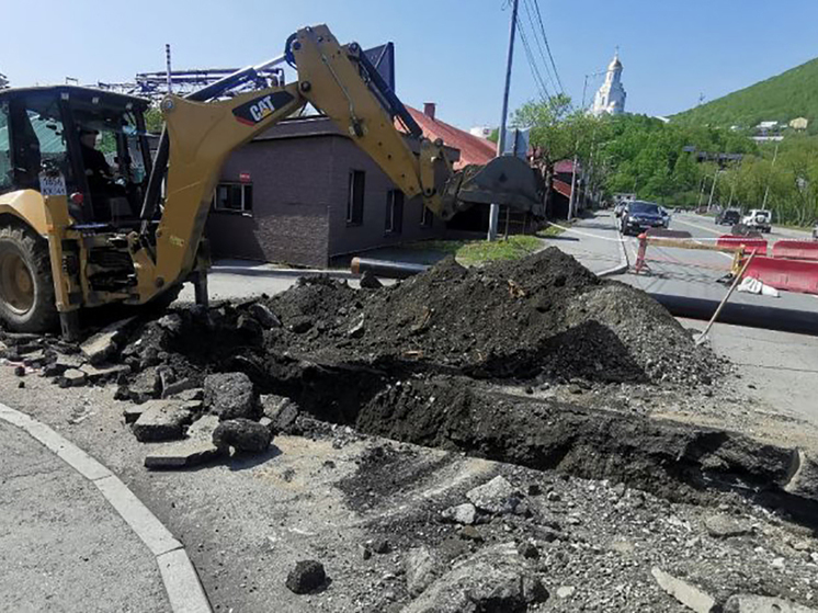 В центре Петропавловска-Камчатского аварийно вскрыли дорогу