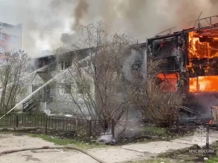 Расселенный дом полыхает в Новом Уренгое