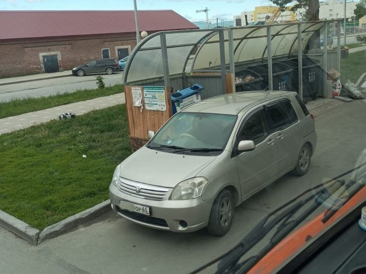 Автохамы из Южно-Сахалинска не дали мусоровозам вывезти отходы