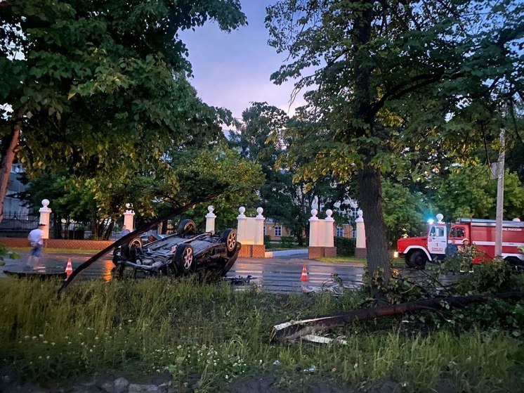 Водитель Subaru Forester погиб после наезда на дерево в Новосибирске