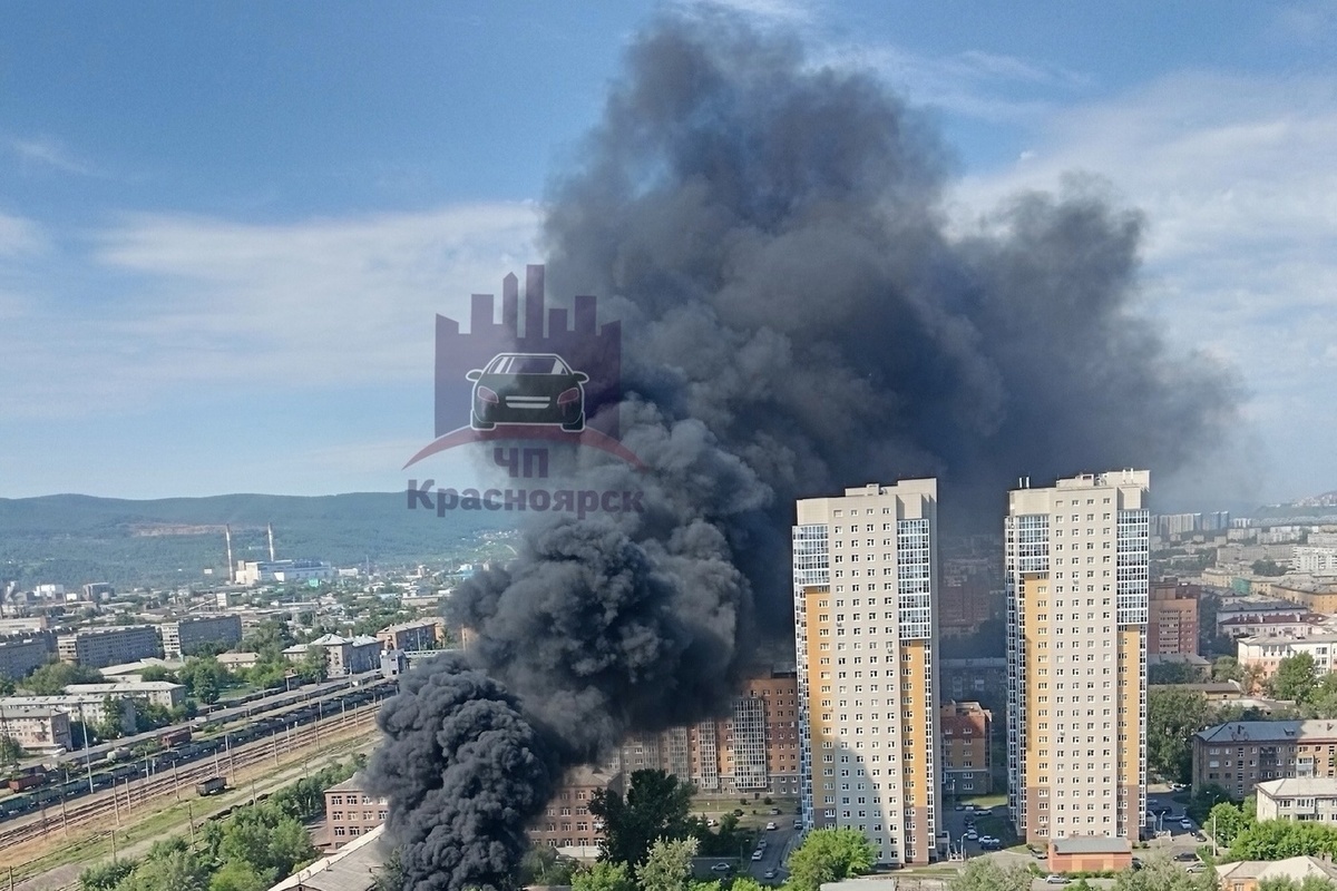 На правобережье Красноярска загорелся строительный вагон - МК Красноярск