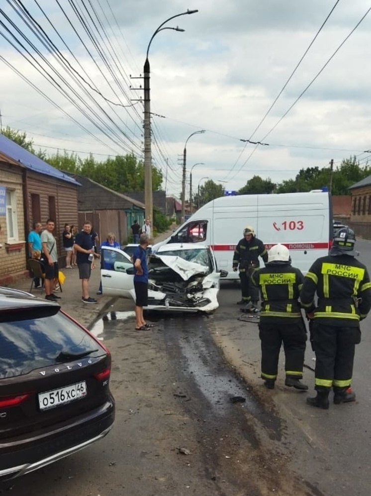 В Курске спасатели деблокировали человека из покореженного в ДТП автомобиля
