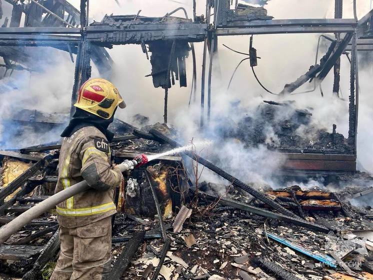 В Новом Уренгое потушили крупный пожар в расселенном доме