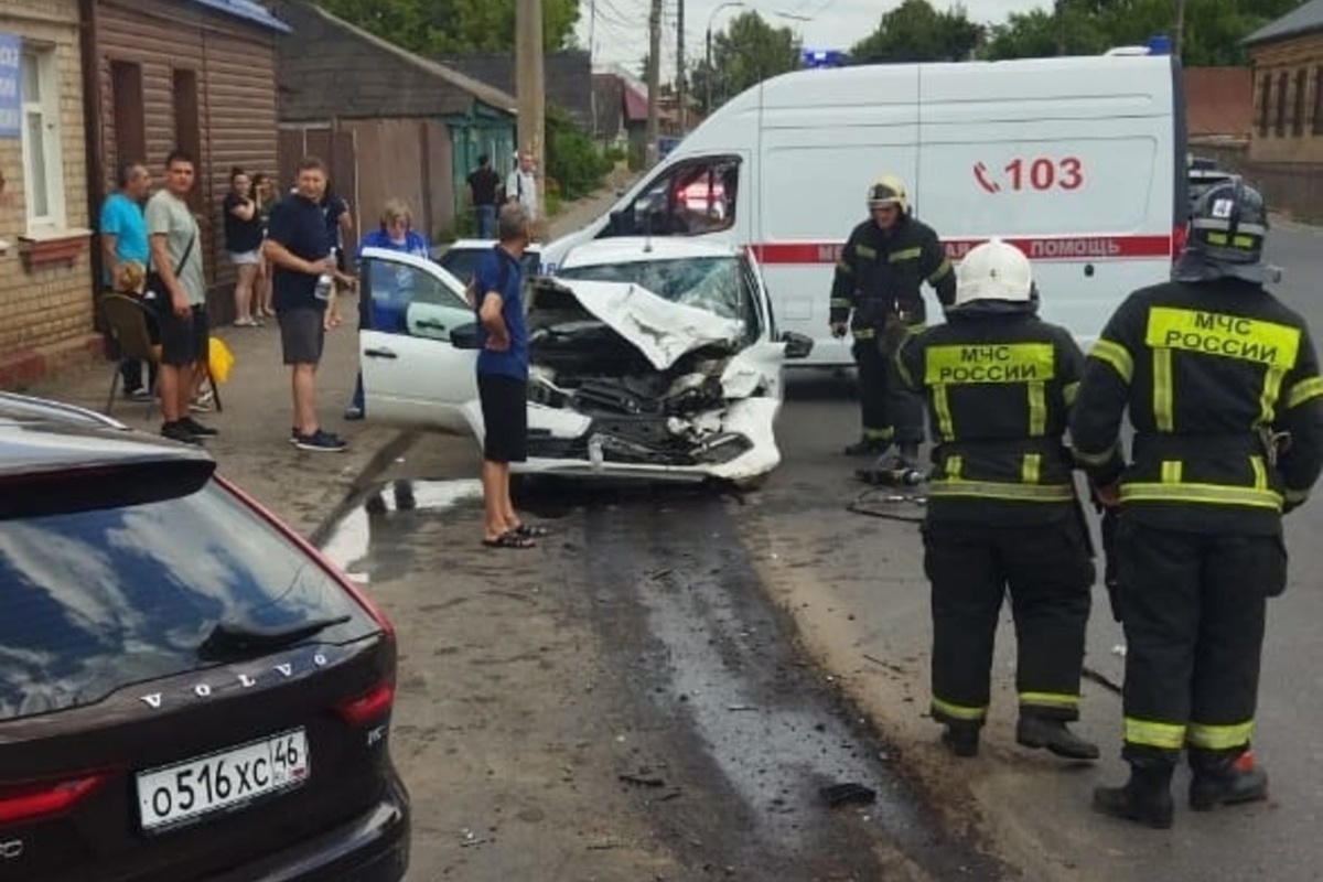 В Курске спасатели деблокировали человека из покореженного в ДТП автомобиля  - МК Черноземье