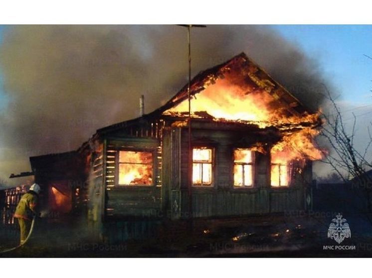 В Новодугинском районе полностью сгорел жилой дом