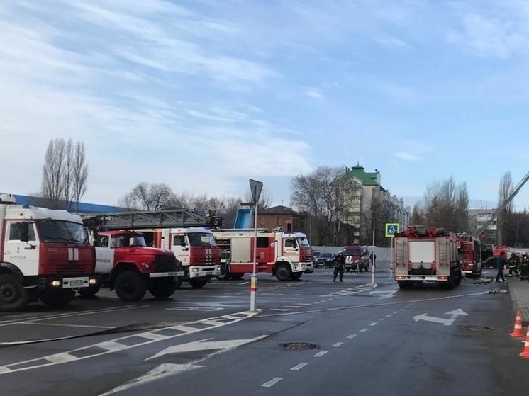 У ТЦ «Арена» в Воронеже собрались пожарные машины