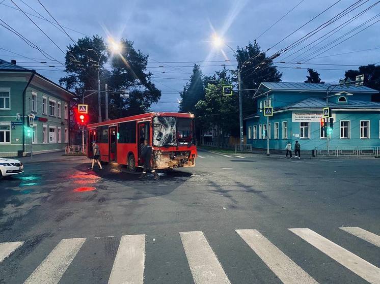 Пожарная машина и автобус столкнулись в Вологде