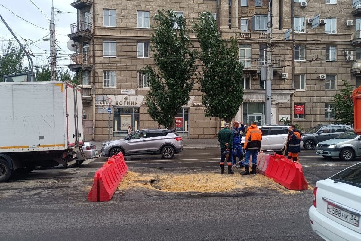 Волгоградцев попросили объезжать перекопанную улицу Комсомольскую - МК  Волгоград