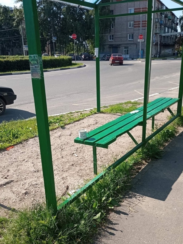 Любитель бодрящего напитка из Тверской области забыл на остановке свой стакан