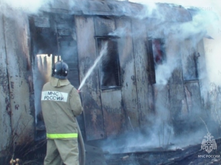 Мощный пожар охватил восемь частных гаражей в Асбесте