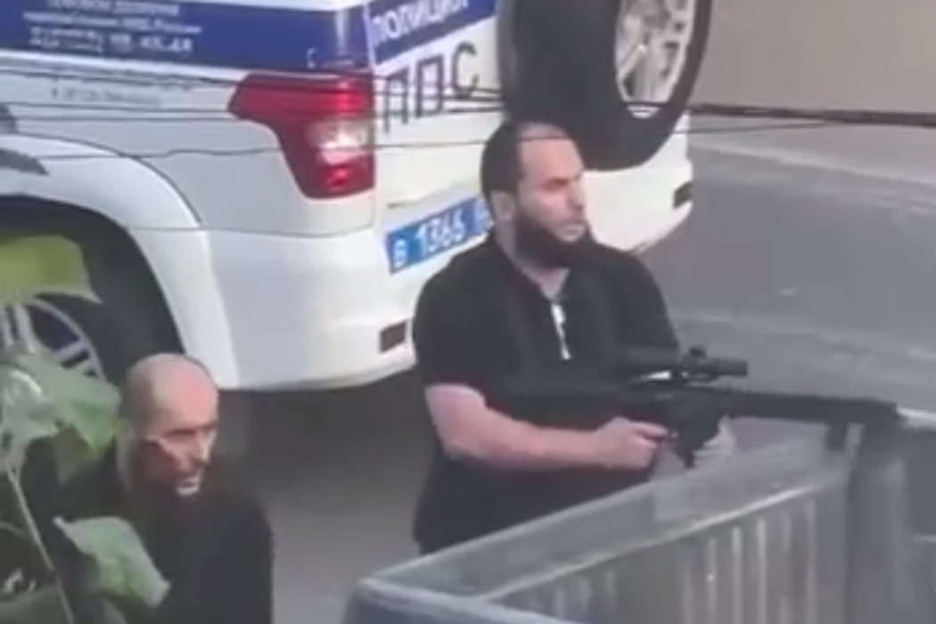 Фотохроника теракта в Дагестане: лица террористов, бронетехника, задержания