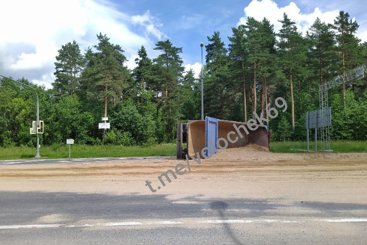 В Тверской после ДТП с самосвалом федеральную трассу засыпало песком - МК  Тверь