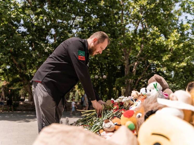 Представитель Запорожской области возложил цветы в городе Севастополь