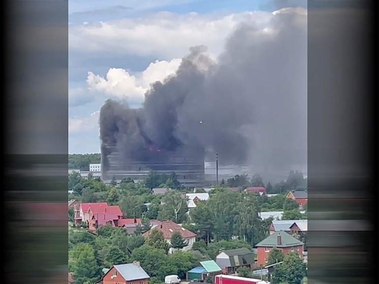 На территории НИИ "Платан" в подмосковном Фрязино начался большой пожар