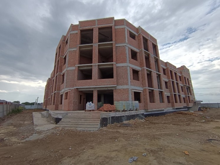 В Михайловске приступили к устройству кровли новой поликлиники