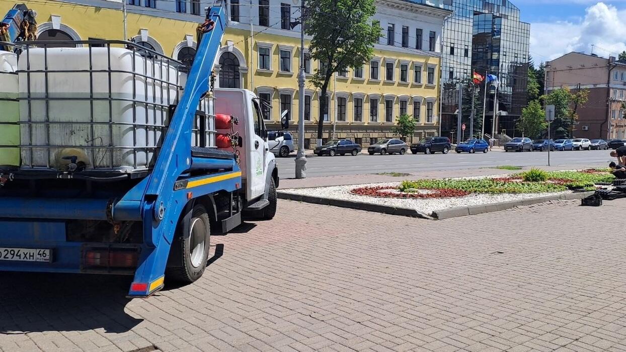 На улице Ленина в Курске высаживают бегонии: кадры благоустройства