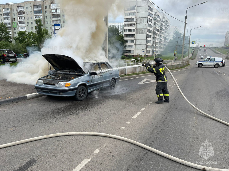 В Орле автомобиль загорелся прямо на ходу